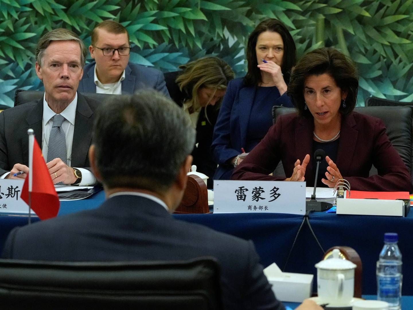USA’s handelsminister, Gina Raimondo, og Kinas handelsminister, Wang Wentao, mødtes for at lette spændingerne mellem de to lande. | Foto: Pool/Reuters/Ritzau Scanpix