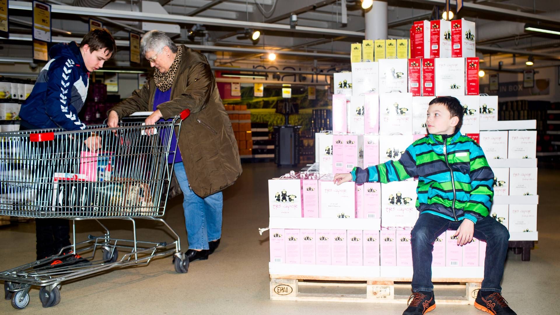 Nordmændene øgede i andet kvartal grænsehandlen i Sverige. Her stod mad- og dagligvarer for 42 pct., mens øl og andre alkoholiske ciderdrikke stod for 5,1 pct. (Arkivfoto) | Foto: Janus Engel