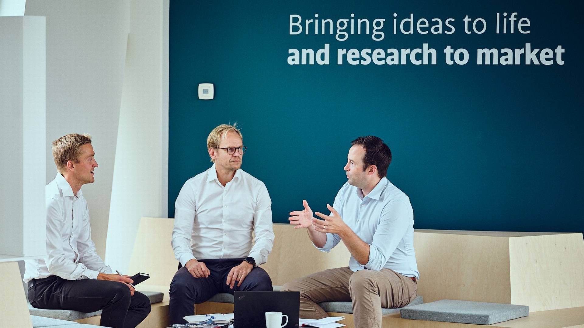 Casper Tind Hansen (i midten) sammen med Embark Biotechs to øvrige stiftere Zachary Gerhart-Hines (th) og Jeppe Hvidtfeldt Ekberg (tv.) | Foto: Bioinnovation Institute /PR