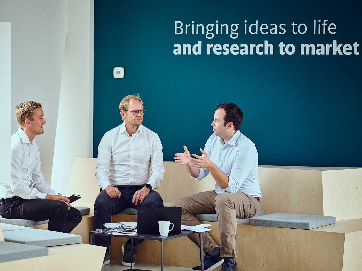 Casper Tind Hansen (i midten) sammen med Embark Biotechs to øvrige stiftere Zachary Gerhart-Hines (th) og Jeppe Hvidtfeldt Ekberg (tv.) | Foto: Bioinnovation Institute /PR