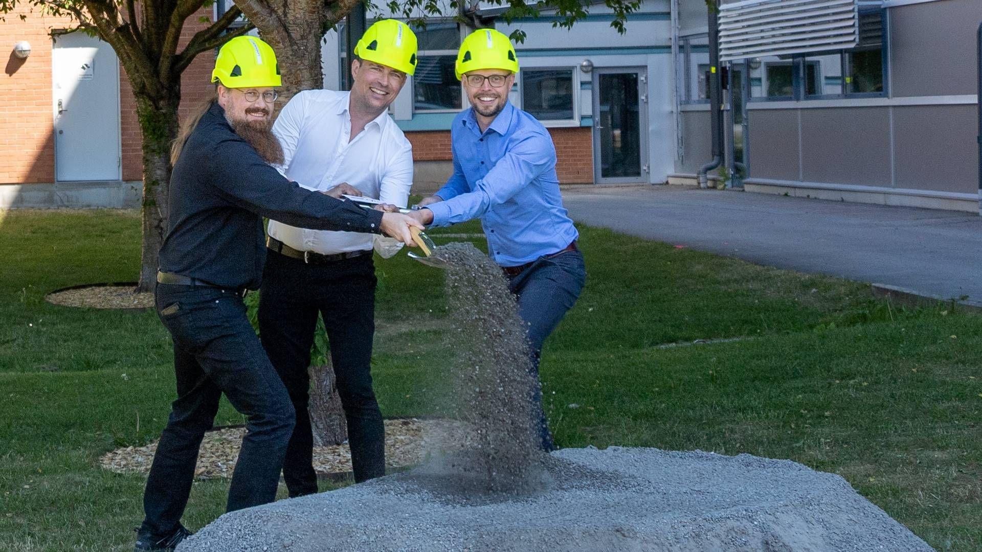 Det første spadestik til en ny udvidelse af Pfizers produktionsanlæg i Strängnäs er allerede taget. På billedet ses fra venstre Mikael Brunell, Johan Carlsson og Jakob Holmlund. | Foto: Pfizer Sverige /PR