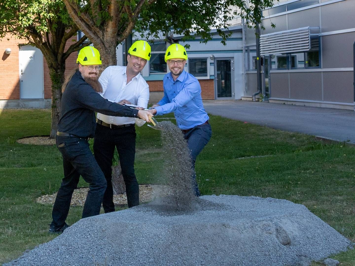 Det første spadestik til en ny udvidelse af Pfizers produktionsanlæg i Strängnäs er allerede taget. På billedet ses fra venstre Mikael Brunell, Johan Carlsson og Jakob Holmlund. | Foto: Pfizer Sverige /PR