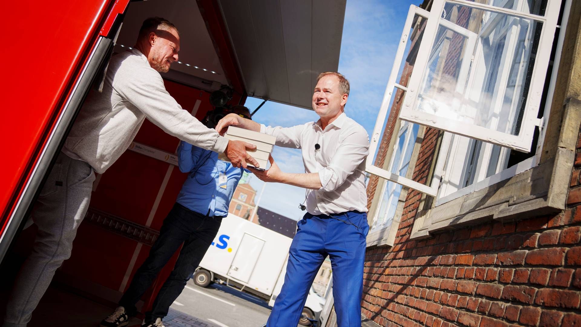 Finansminister Nicolai Wammen (S) tog onsdag imod regeringens bud på en kommende finanslov. Torsdag over middag præsenterer han den sammen med økonomiminister Jakob Ellemann-Jensen (V) og kulturminister Jakob Engel-Schmidt (M). | Foto: Liselotte Sabroe