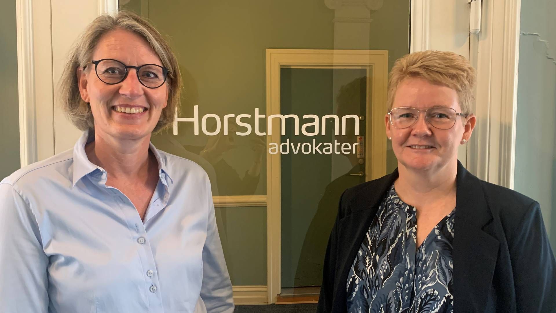 Tine Ladefoged (tv.) og Joan Niss begyndte begge hos Horstmann Advokater i sommeren 2003. Om kort tid er de to kvinder eneste ejere. | Foto: Horstmann Advokater / Pr