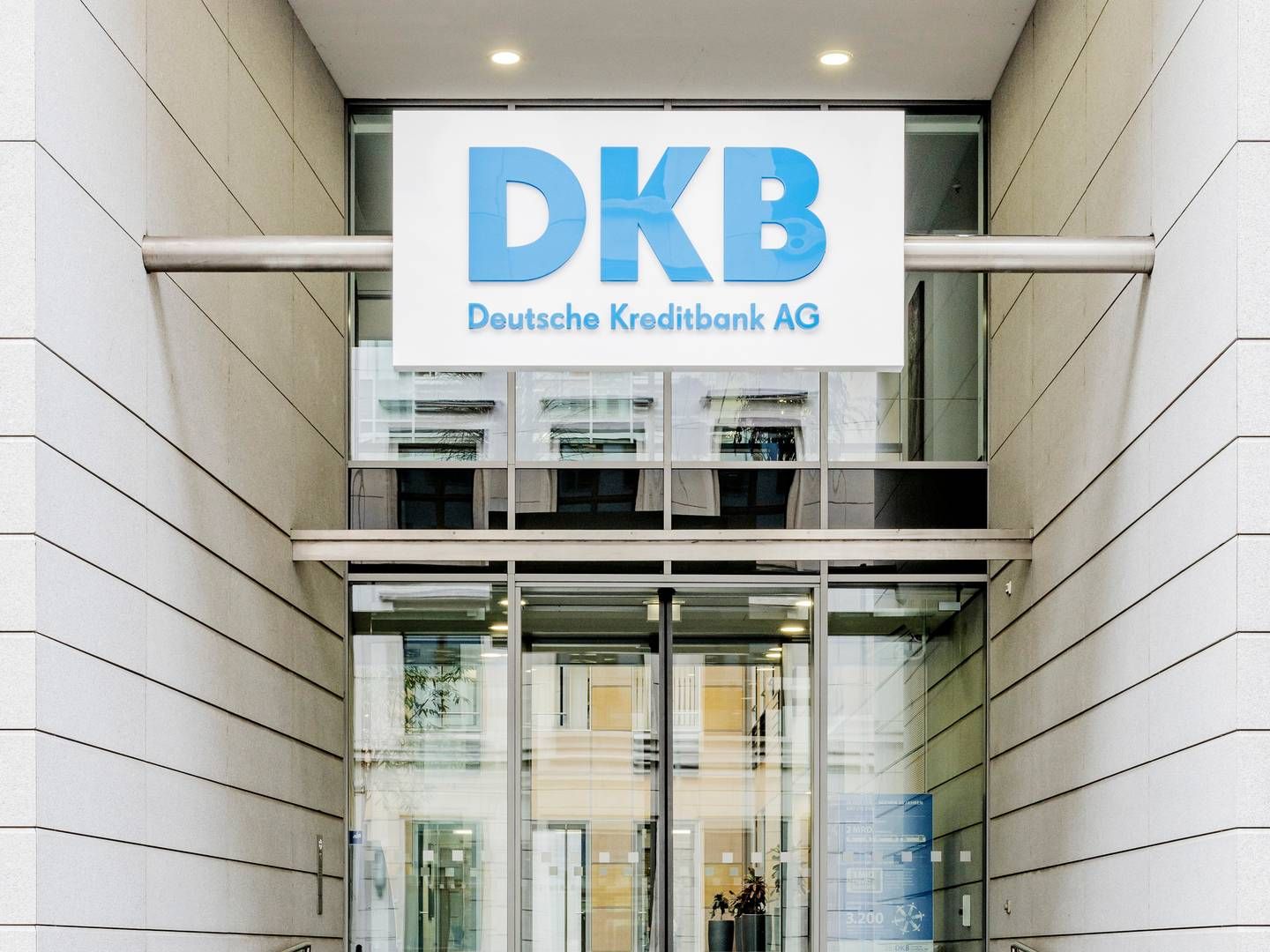 Der Eingang der DKB-Zentrale in Berlin. | Foto: Mo Wüstenhagen/dkb.de