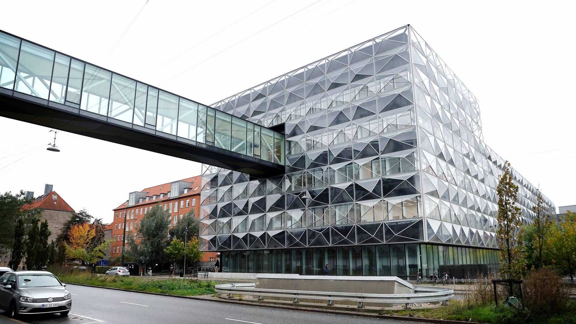 Niels Bohr Bygningen består af to bygninger og går på tværs af Jagtvej i København. | Foto: Jens Dresling