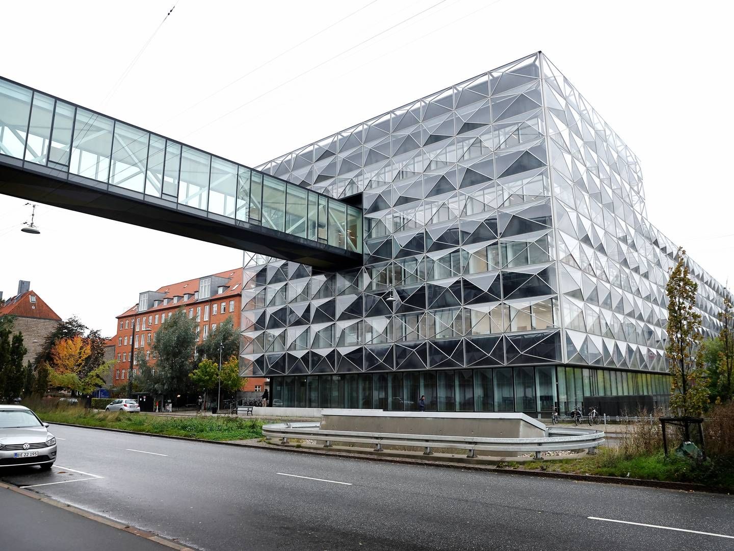 Niels Bohr Bygningen består af to bygninger og går på tværs af Jagtvej i København. | Foto: Jens Dresling