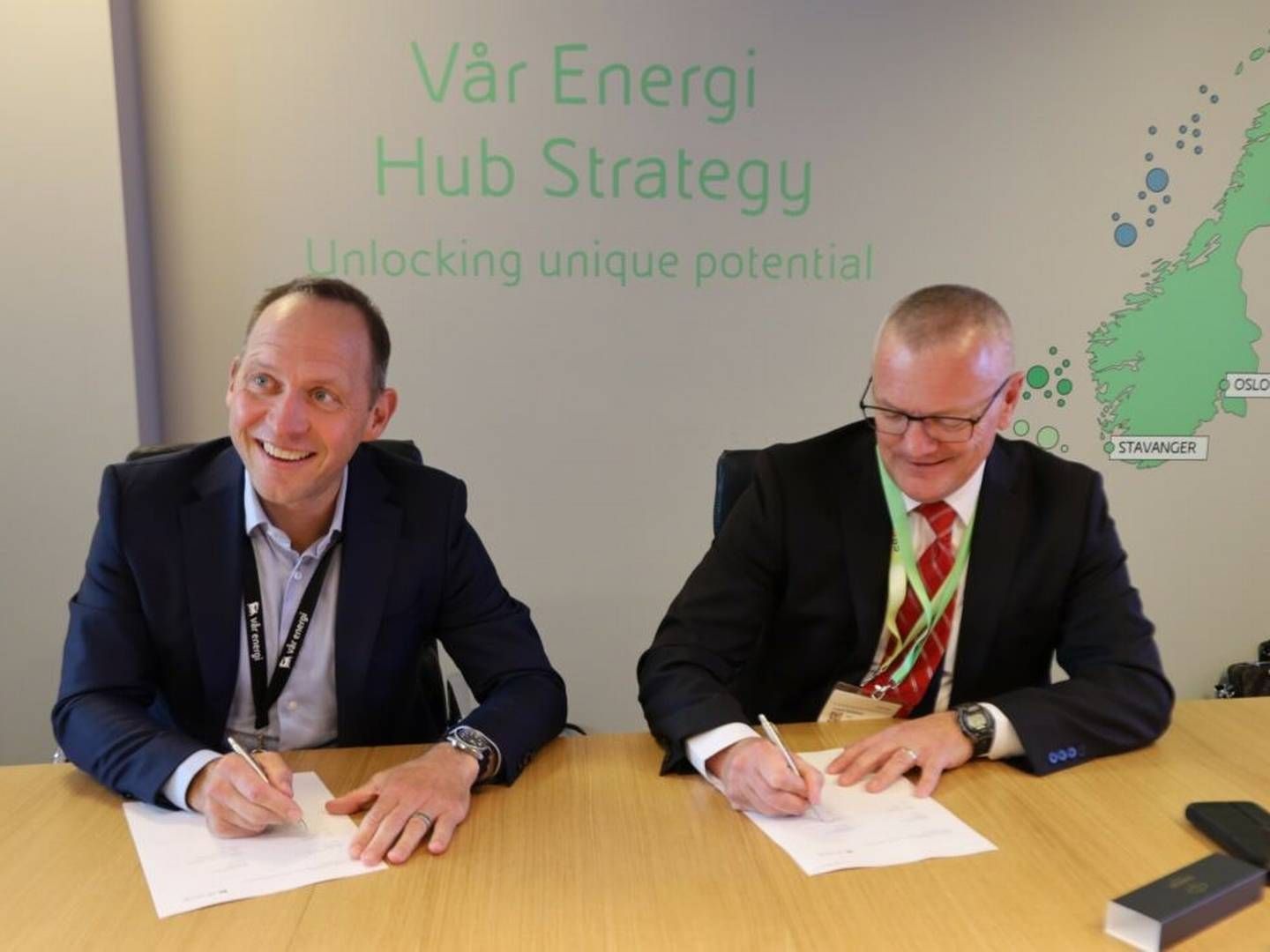 SIGNERTE: Torger Rød, administrerende direktør i Vår Energi, og administrerende direktør Frank Tollefsen COSL Drilling Europe. | Foto: Vår Energi