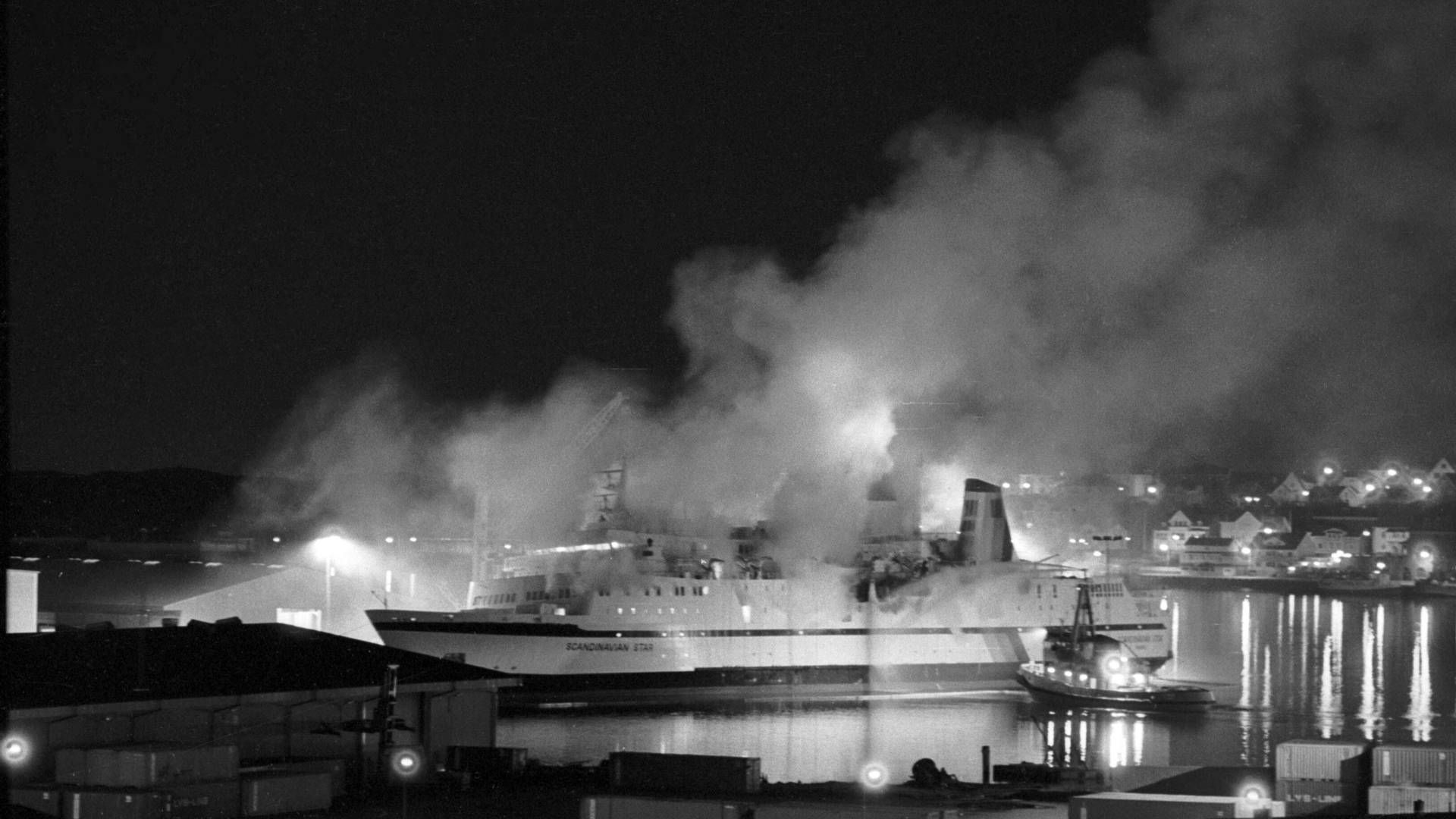 Den brændende færge Scandinavian Star er blevet slæbt ind til den svenske havn Lysekil dagen efter den første brand opstod og 159 mennesker omkom. | Foto: Jens Dige/Ritzau Scanpix