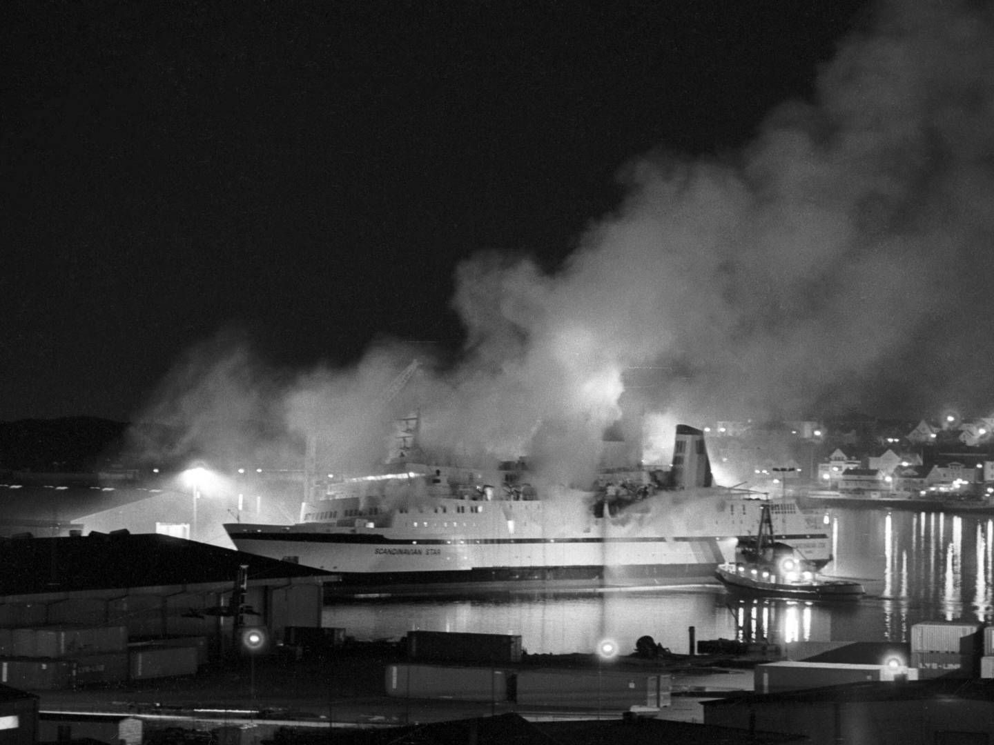 Den brændende færge Scandinavian Star er blevet slæbt ind til den svenske havn Lysekil dagen efter den første brand opstod og 159 mennesker omkom. | Foto: Jens Dige/Ritzau Scanpix