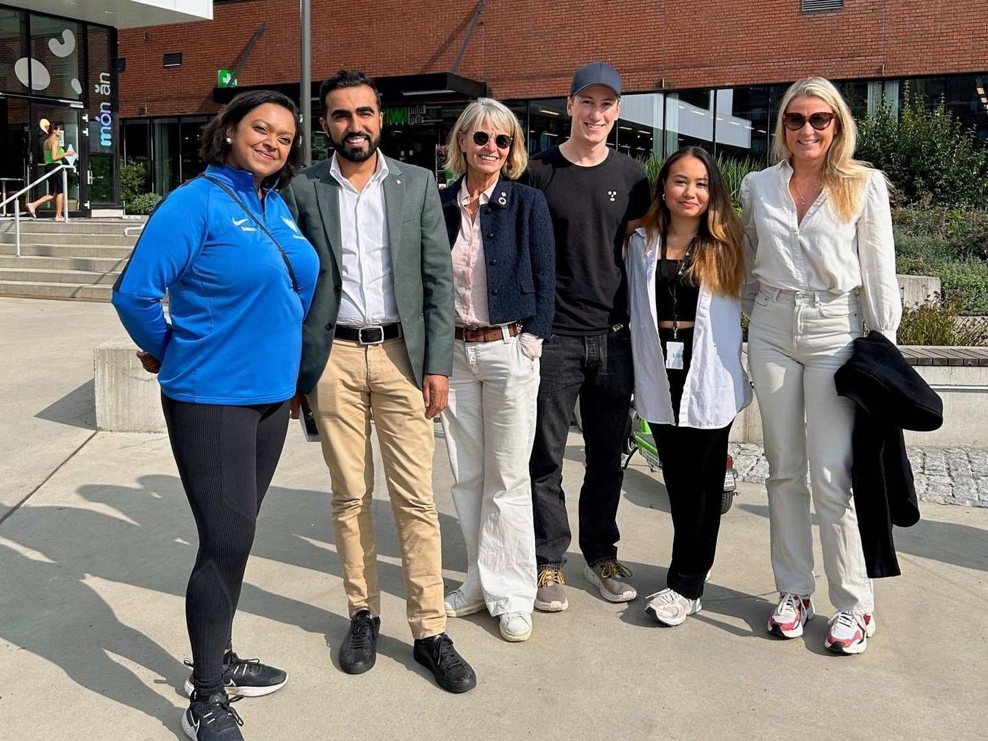 GLEDER SEG TIL FLYTTING: Kamzy Gunaratnam (Ap), stortingsrepresentant (t.v.), Usman Mushtaq (Ap), byråd for arbeid, integrering og sosiale tjenester, Kirsti Andresen, rektor Fagskolen Oslo, Thomas Benjamin Louis Poe, student på byggfag fagskolen Oslo, Christine Grace Cabello Moltu, studentrådet Fagskolen Oslo, Elin Schjenken Halvorsen, daglig leder, Hovinbyen Sirkulære Oslo | Foto: Fagskolen Oslo