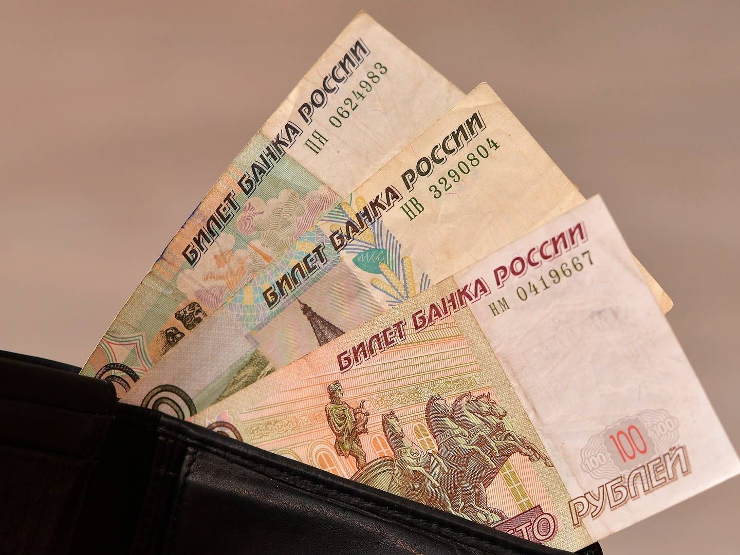 Den russiske valuta har været under pres, siden Rusland i februar 2022 invaderede Ukraine.