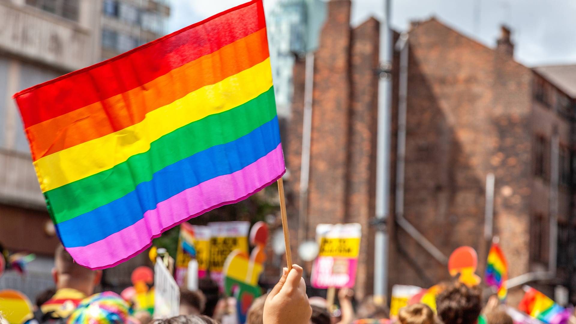 Mange virksomheder har vist prideflaget de seneste år. Men måske vil vi snart se et skift i strategien hos flere af dem. | Foto: Getty Images