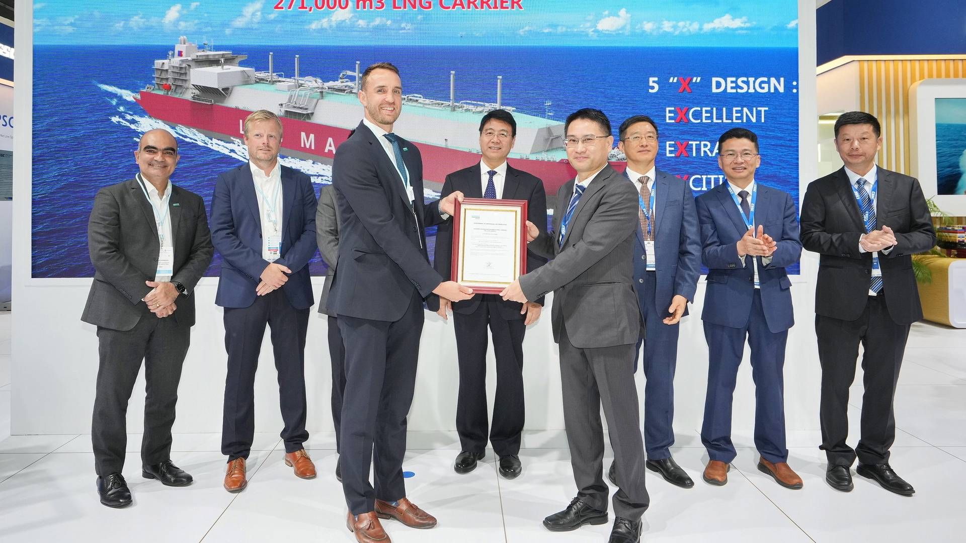 Martin Cartwright, DNV's globale forretningschef for gasskibe, tredje fra venstre, præsenterer certifikatet for Song Wei, chefingeniør hos det kinesiske værft. | Foto: Dnv Pr