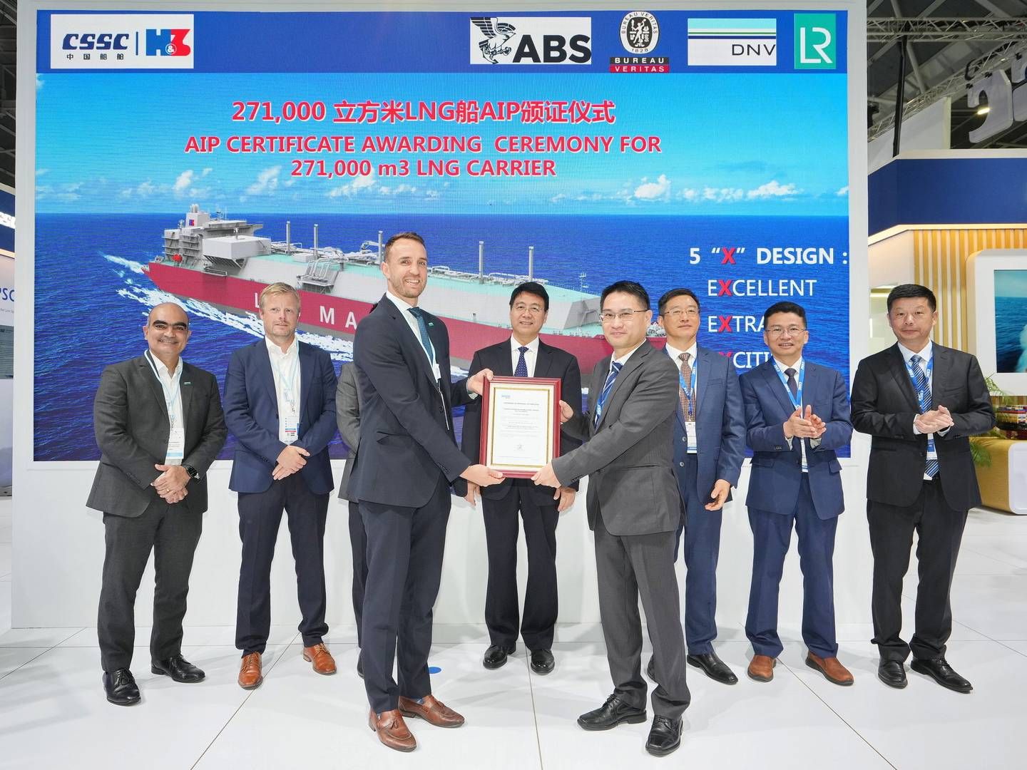 DNV’s global Business Director Gas Carriers & FSRU, Martin Cartwright (3rd from left), presenting the certificate to Song Wei, Chief Engineer of Hudong-Zhonghua Shipbuilding Company Limited (4th from right). | Foto: Dnv Pr
