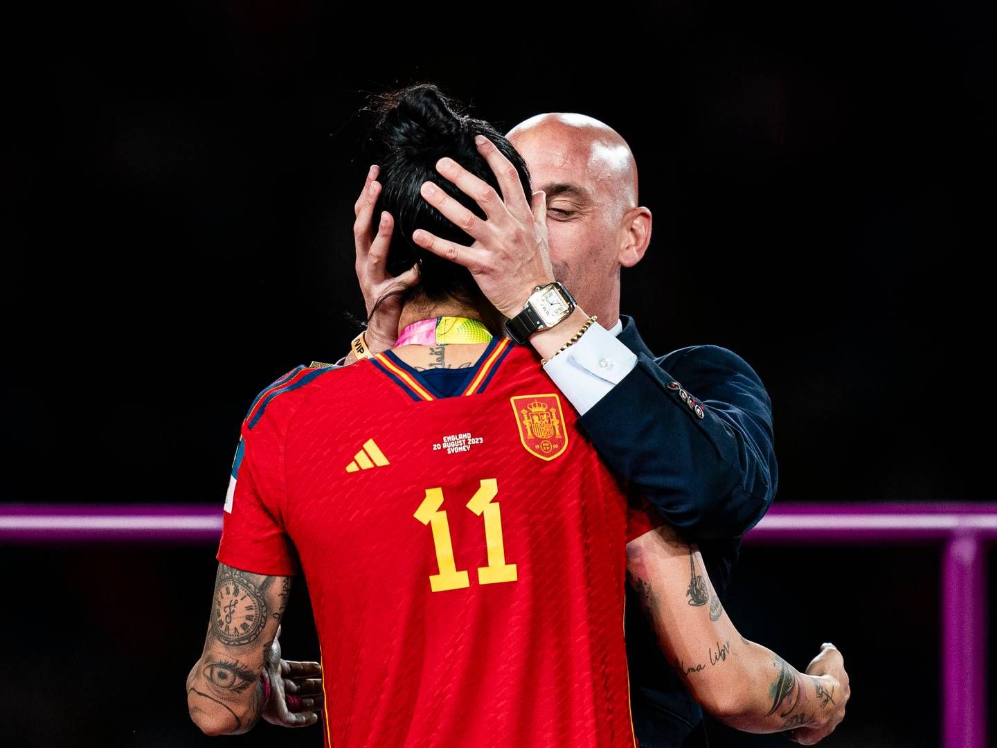 Præsidenten for den spanske fodboldføderation, Luis Rubiales, kysser spilleren Jennifer Hermoso under medaljeceremonien ved FIFA's verdensmesterskab for kvinder i fodbold. | Foto: Getty Images
