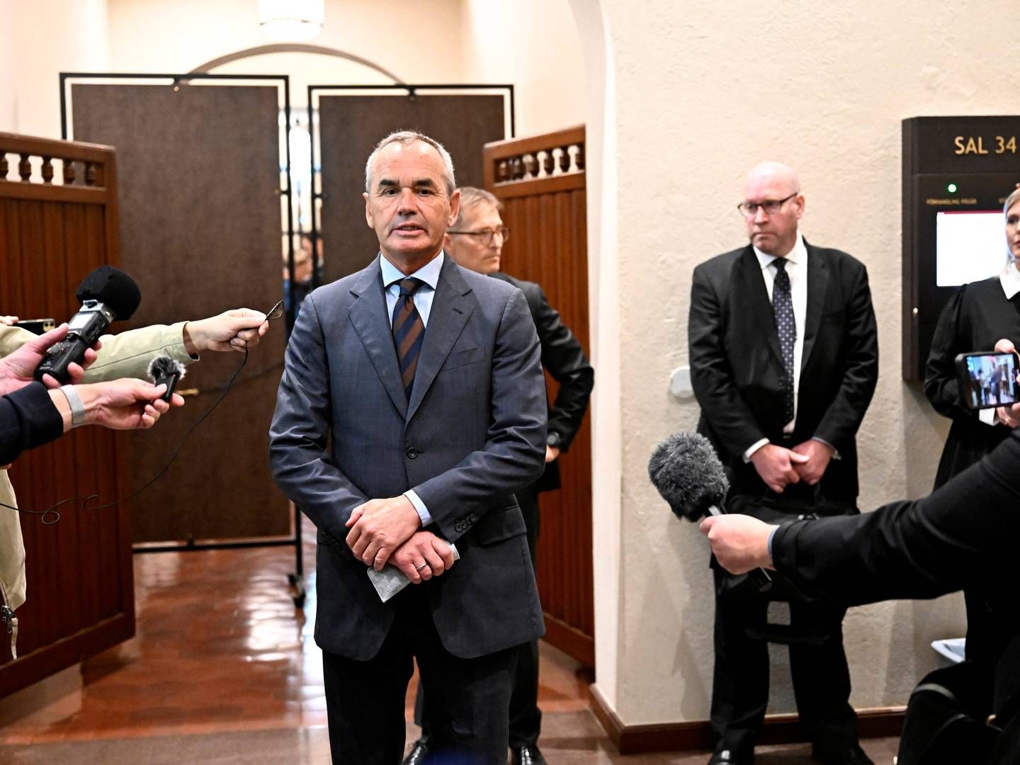 Ian Lundin ankommer til byretten tirsdag, hvor retsagen mod ham og og Alex Schneiter begynder. | Foto: Tt News Agency