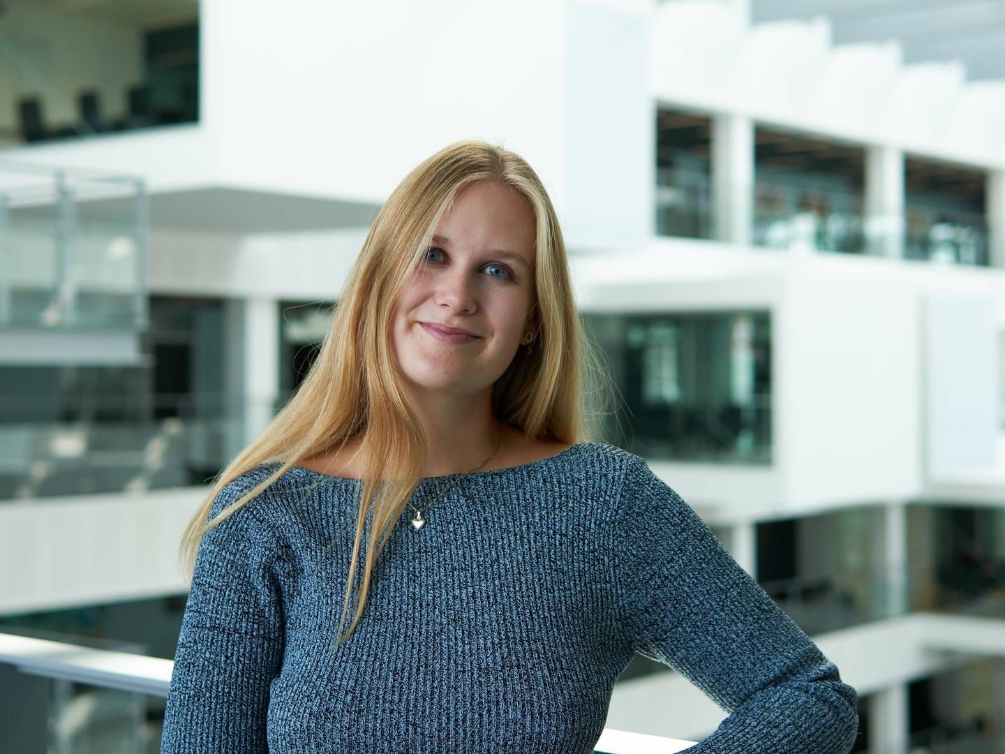 Agnes Hardy studerer Computer Science på ITU og eftersøger større kønsdiversitet i it-branchen: ”Det er dem, der ikke er kvinder, eller anden minoritet i tech, der har brug for at vide, at det er vigtigt med flere kvinder.” | Foto: Anders Lyngesen