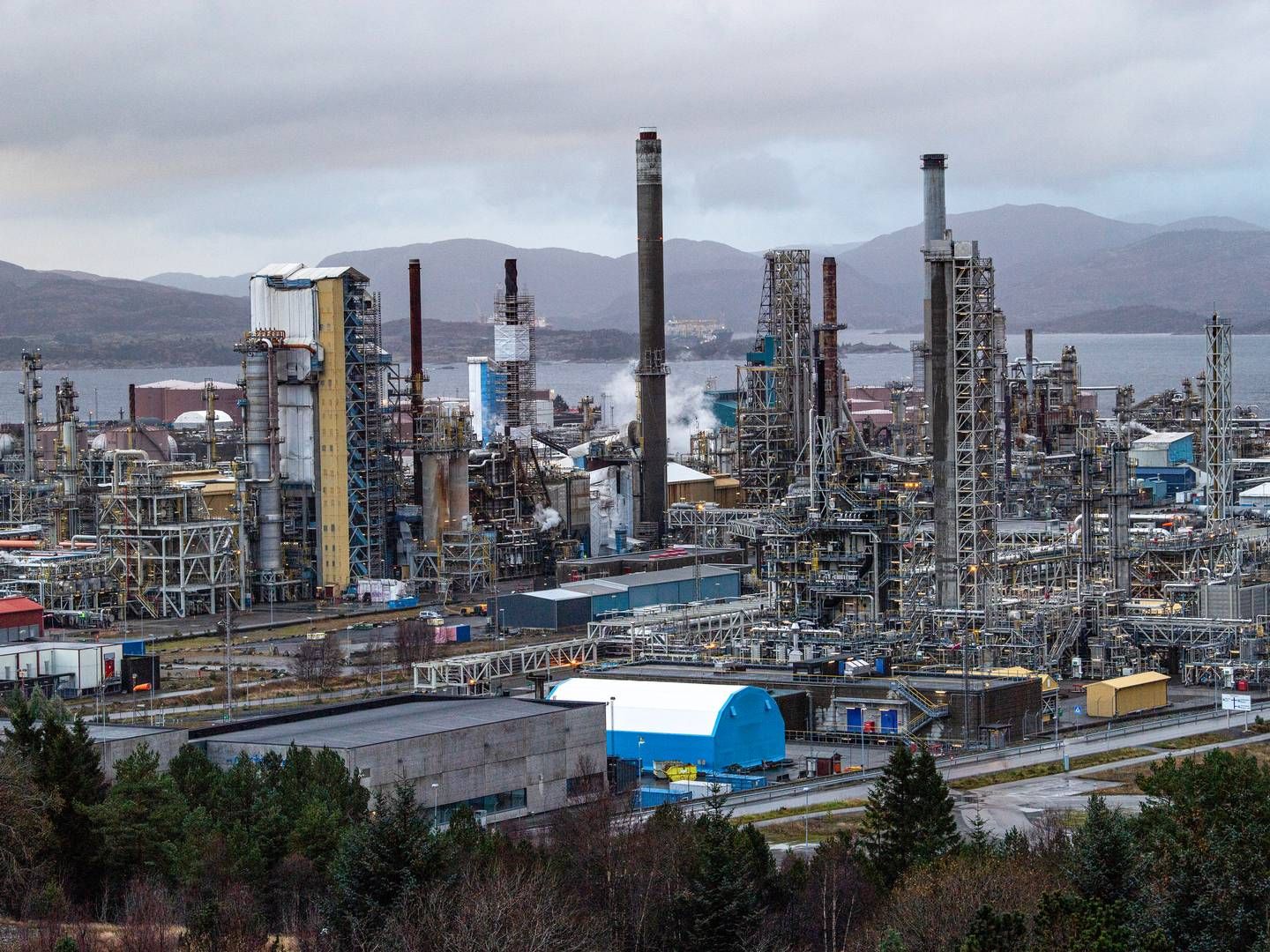 CCS-PROSJEKT: Raffineriet på Mongstad slipper ut mellom 1,7 og 2,0 millioner tonn CO2 hvert år. CCS kan halvere det.