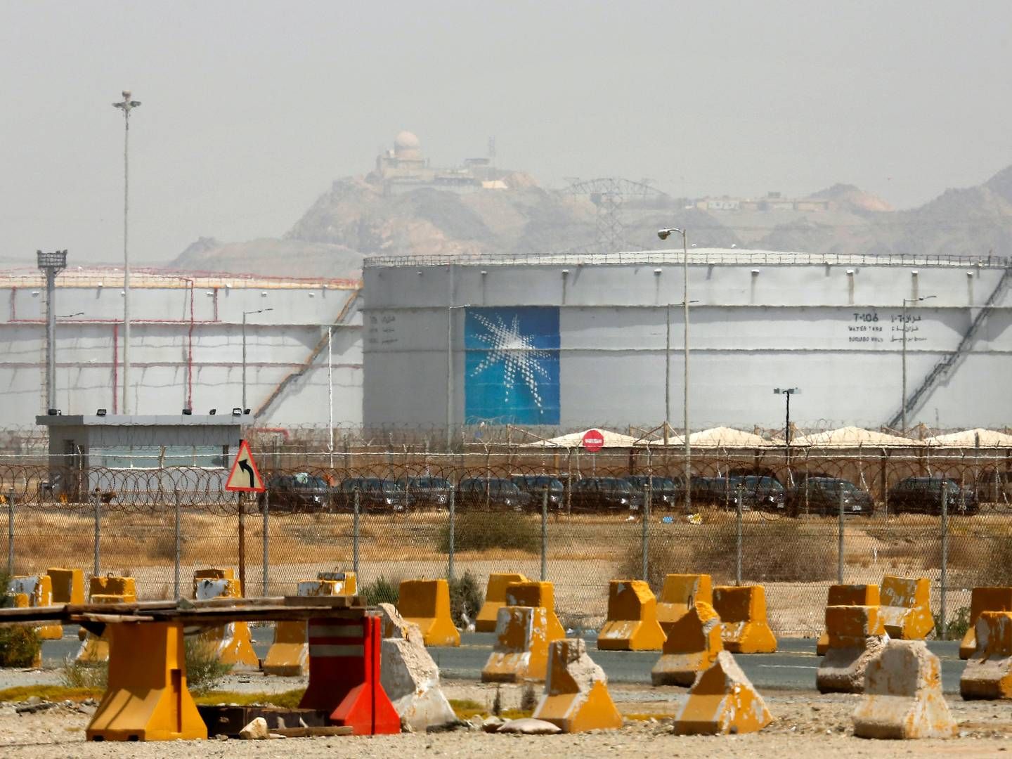 90+ DOLLAR: Oljeprisen gikk over 90 dollar fatet på tirsdag etter at Saudia Arabia og Russland kunngjorde at de forlenger sine frivillige produksjonskutt på henholdsvis 1 million og 300.000 daglige fat olje per dag. | Foto: AP Photo/Amr Nabil