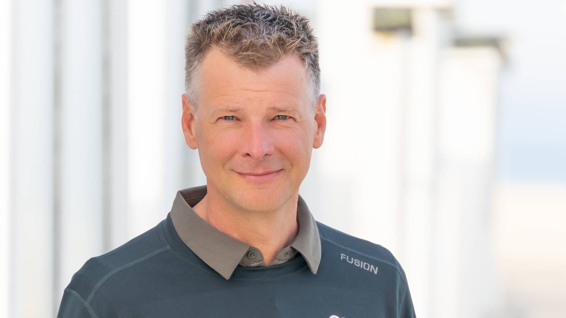 Nils Træholt er direktør og medstifter af den nordjyske netbutik Med24.dk, der hen over sommeren har skåret timer af rutinearbejdet med hjælp fra kunstig intelligens. | Foto: Pr/med24