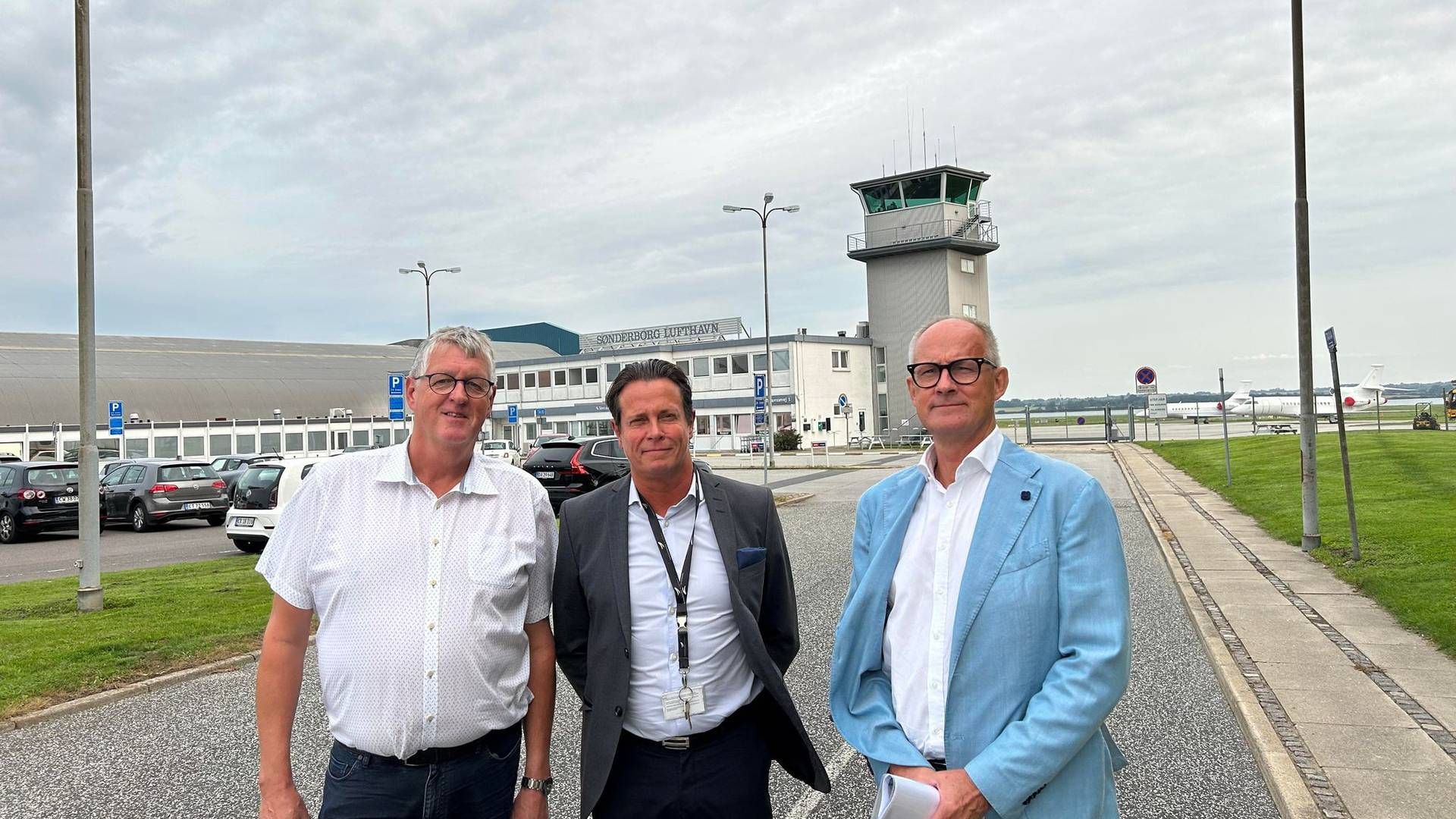 Fra venstre mod højre: Erik Lauritzen (S), borgmester i Sønderborg Kommune, Christian Berg, direktør i Sønderborg Lufthavn, og Per Egebæk Have, bestyrelsesformand for Bitten & Mads Clausens Fond. | Foto: Foto: Mads Oddershede