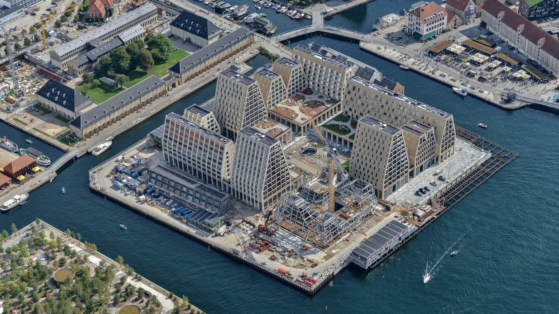 Christiansholm alias Papirøen i København. Den høje aflange bygning i øens venstre hjørne vil i 2024 være hjem for 25Hours hotel. | Foto: Dragør Luftfoto