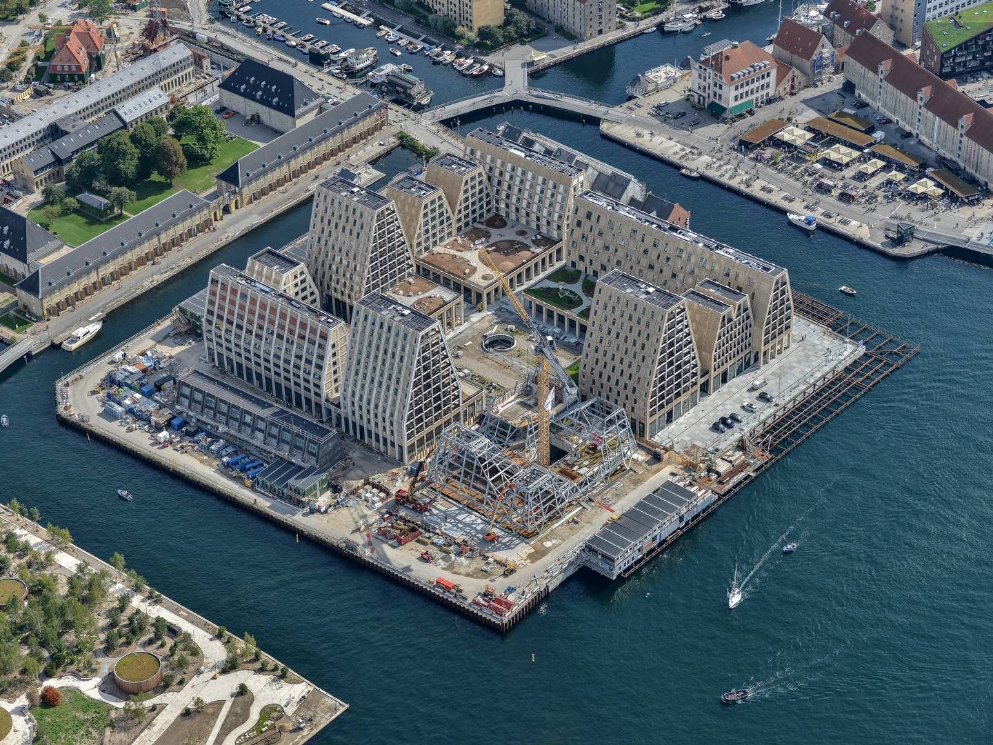 Christiansholm alias Papirøen i København. Den høje aflange bygning i øens venstre hjørne vil i 2024 være hjem for 25Hours hotel. | Foto: Dragør Luftfoto