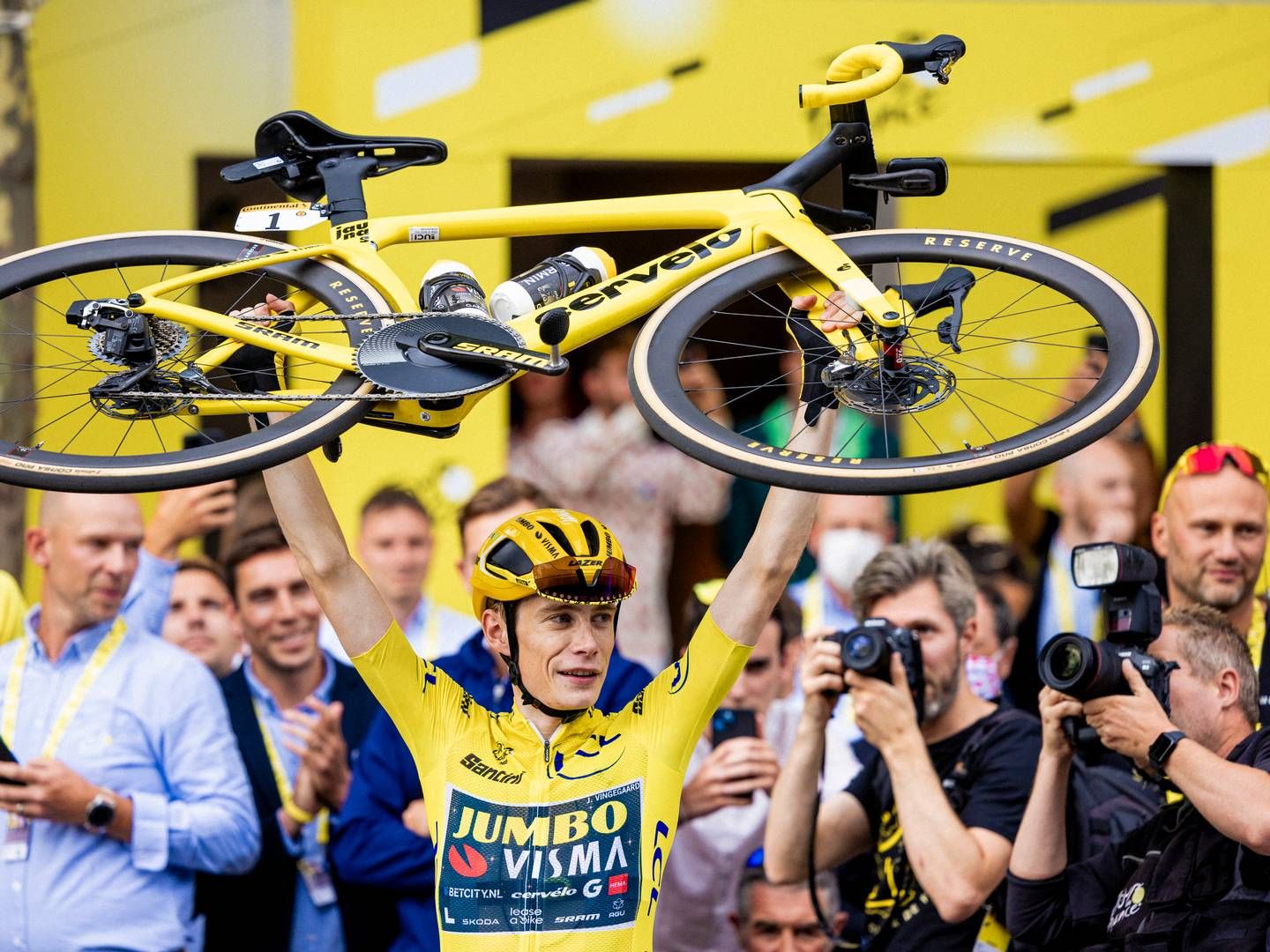 1,8 mio. danskere så med i mindst fem sammenhængende minutter på streaming under TV 2's dækning af dette års Tour de France, hvor Jonas Vingegaard for anden gang cyklede sig til en samlet sejr. | Foto: Kim Frost