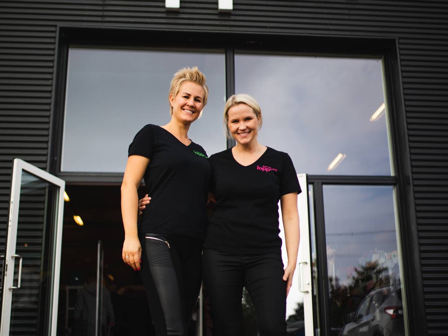 Johanna Kiel Nielsen (t.h.) har sammen med Sofie Brandt (t.v.) og de tos ægtefæller stiftet Børneloppen. | Foto: Pr/børneloppen