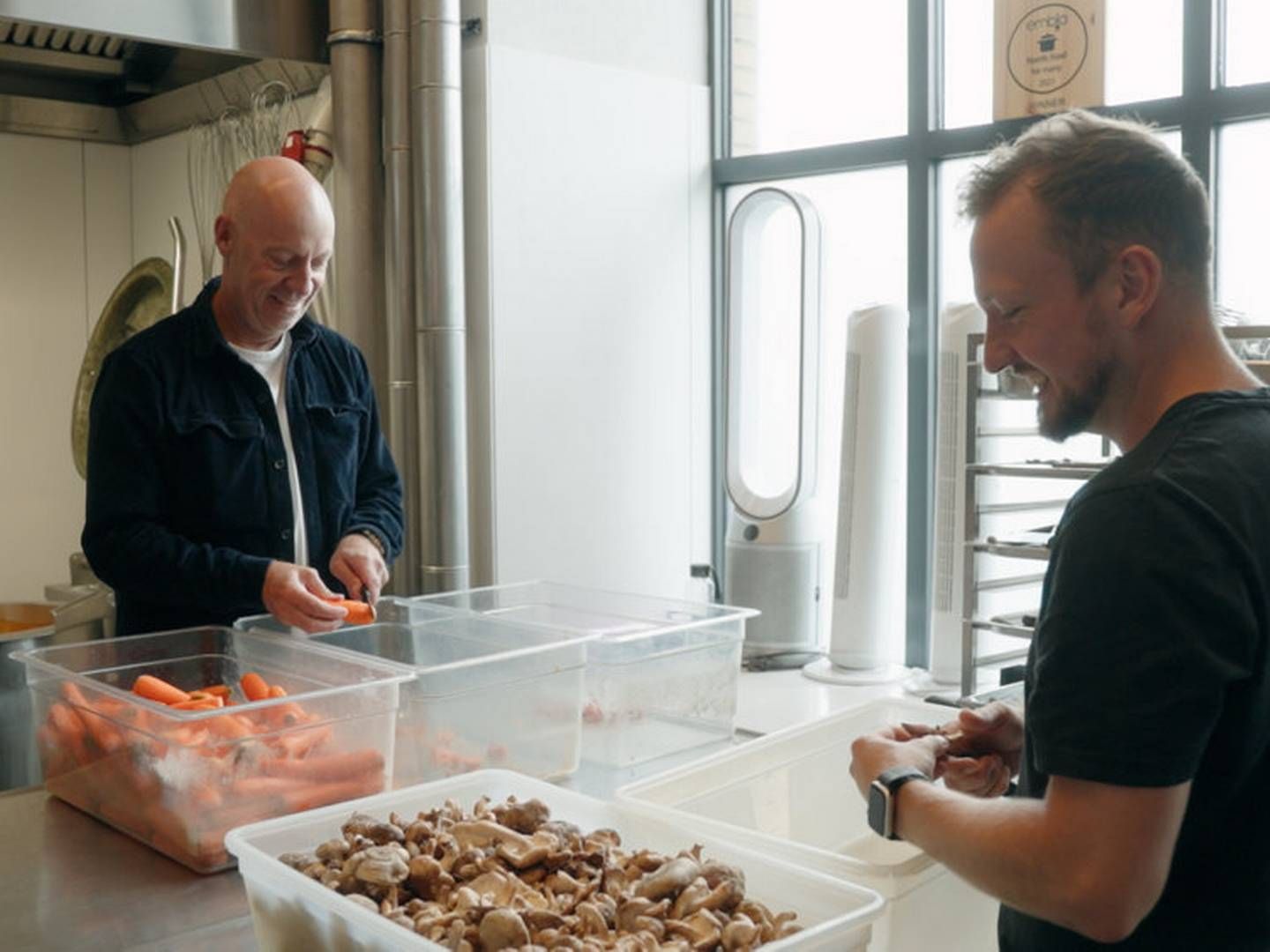 Alm. Brand Groups administrerende direktør Rasmus Werner Nielsen (tv) i køkkenet i Kødbyen på Vesterbro i København sammen med JunkFoods køkkenchef Philip Eistrup Davidsen. | Foto: Pr/alm Brand Group