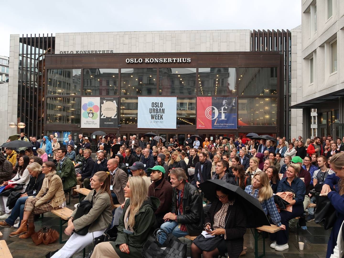 GODT OPPMØTE: Til tross for regn var det mange som ville få med seg det første arrangementet under årets Oslo Urban Week. | Foto: Jørgen Fjellheim / EiendomsWatch