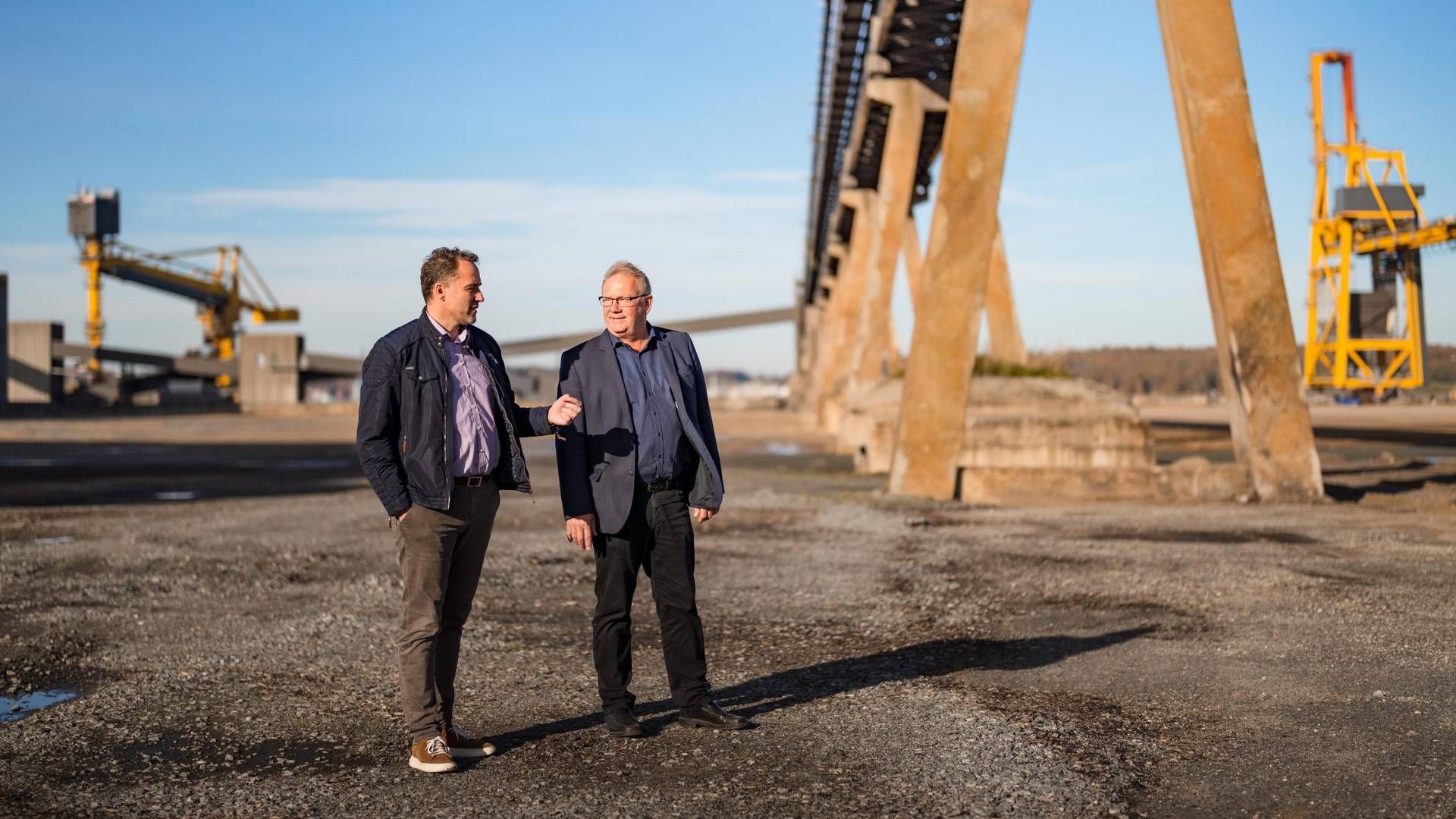 Henrik Thykjær (tv.) og Erwin Andresen er hhv. direktør og bestyrelsesformand i Aabenraa Havn, hvor man håber på at få store grønne virksomheder i fold til de nyerhvervede havnearealer. | Foto: Aabenraa Havn / Pr