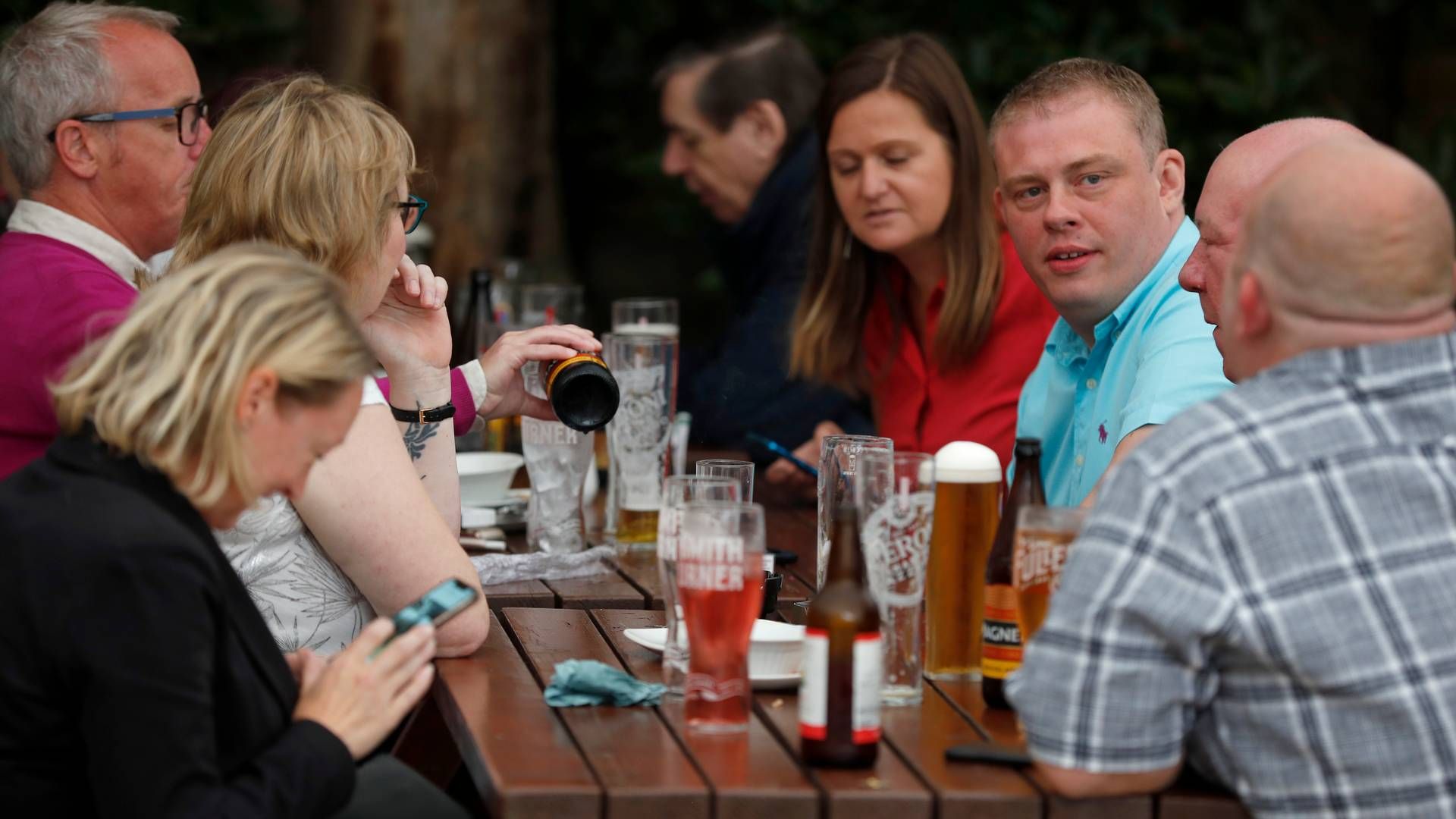 Øl på en lang række britiske barer bliver fremover dyrere på travle tidspunkter. Foto: Frank Augstein/AP/Ritzau Scanpix