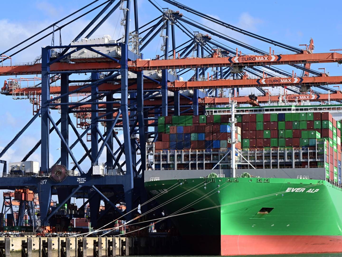 Europas største havn, Rotterdam, så mængden af containere falde 8 pct. i første halvdel af 2023. | Foto: Federico Gambarini/AP/Ritzau Scanpix