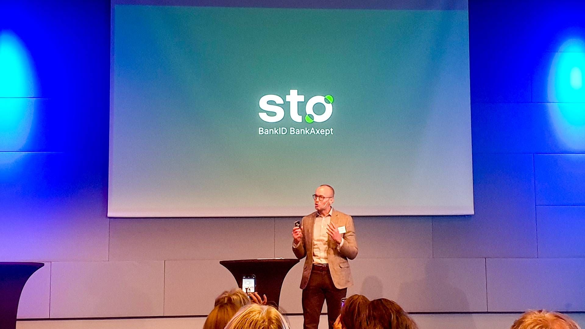Leder for politikk og samfunn i BankID BankAxept, Anders Lande, lanserte merkevarenavnet Stø under Forbrukerkonferansen 2023. | Foto: Sebastian Holsen / FinansWatch