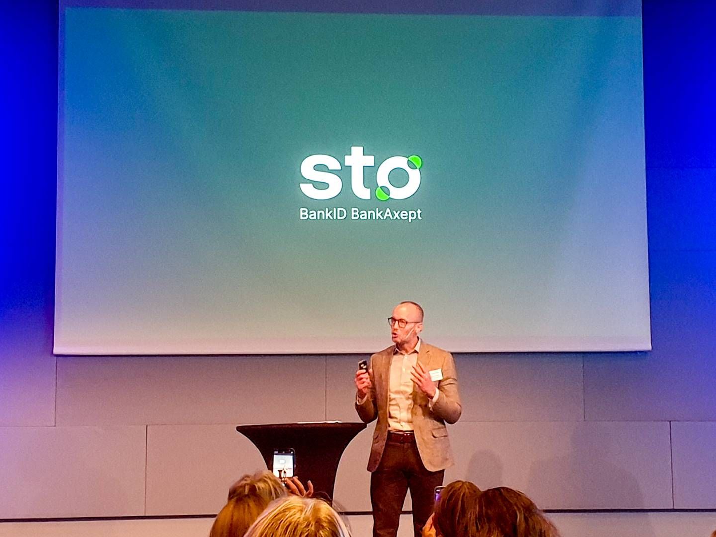 Leder for politikk og samfunn i BankID BankAxept, Anders Lande, lanserte merkevarenavnet Stø under Forbrukerkonferansen 2023. | Photo: Sebastian Holsen / FinansWatch