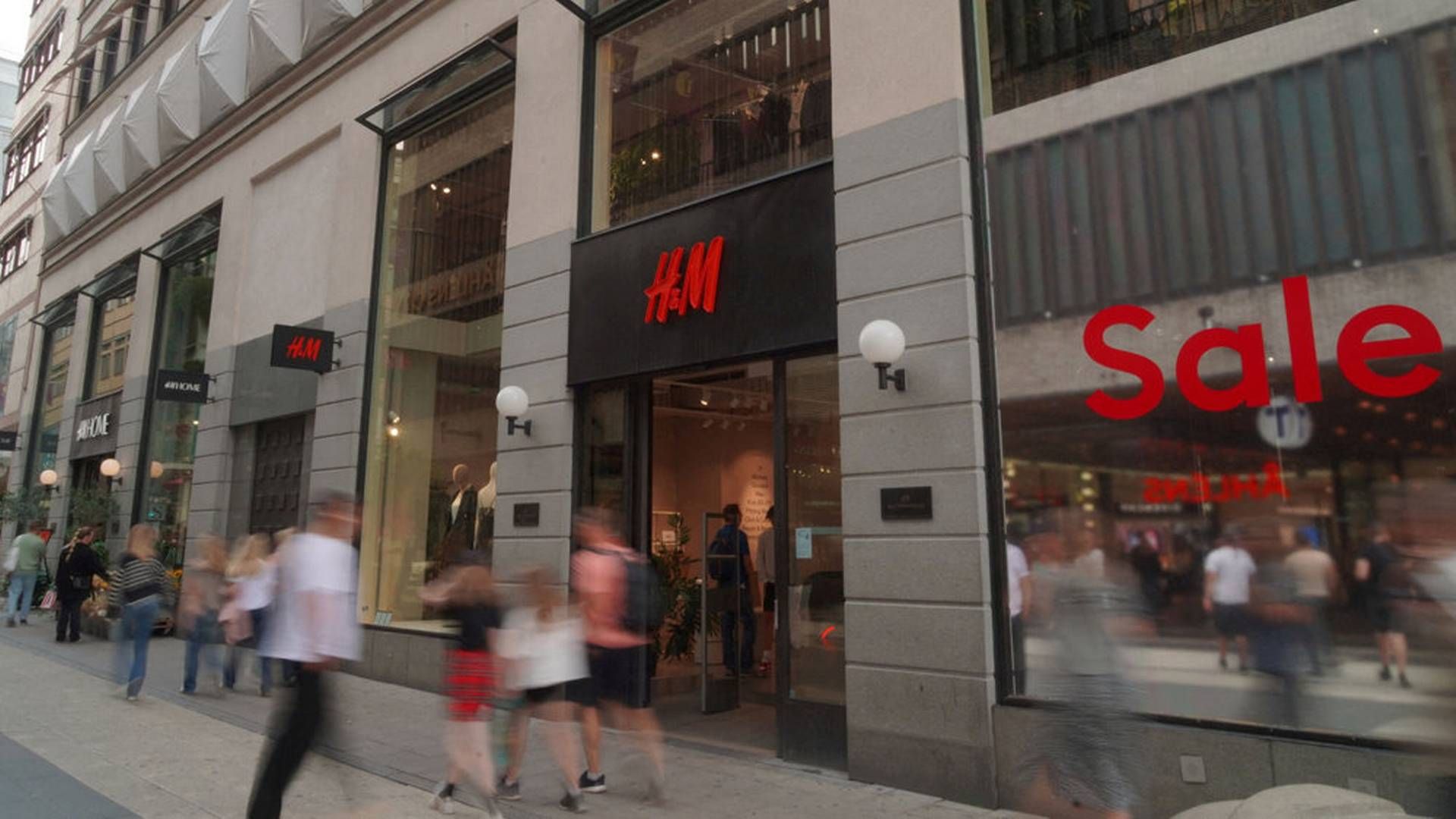 Fodgængere og handlende foran en H&M på et strøg i Stockholm. Nye inflationstal i Sverige viser, at pengene rækker lidt længere. | Foto: Tom Little/Reuters