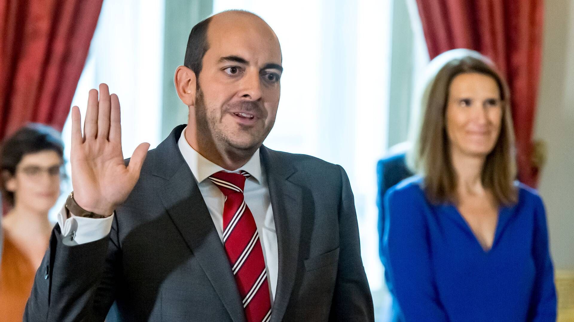 Den belgiske minister for digitalisering, Mathieu Michel, vil have undersøgt, om strålingen fra iPhone 12 er sundhedsskadelig. Billedet er fra 2020, hvor minister bliver udnævnt. | Foto: Pool/Reuters/Ritzau Scanpix