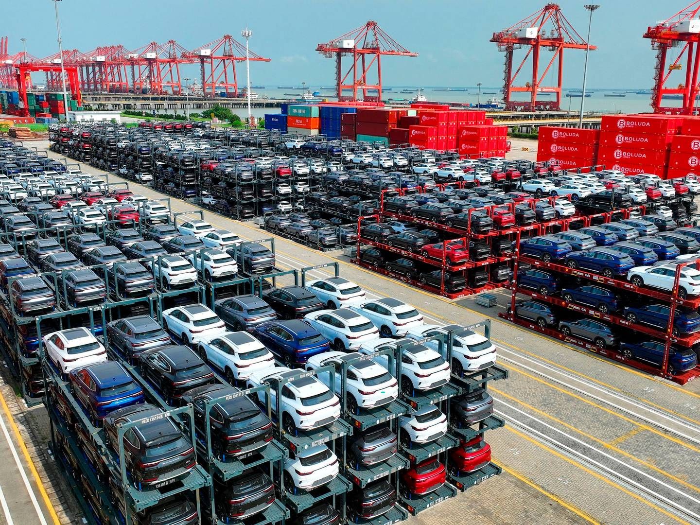 Kinesiske elbiler fra mærket BYD venter på at blive sendt ombord på containerskibe i en kinesisk havn. | Foto: AFP/Ritzau Scanpix