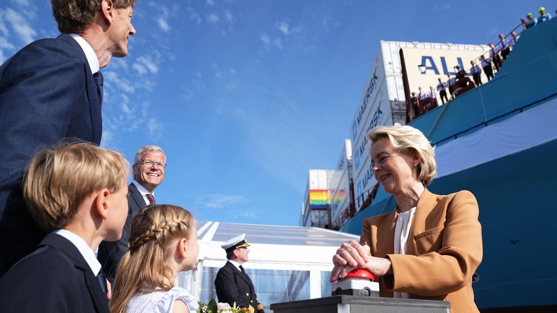 EU-Kommissionens formand Ursula von der Leyen var torsdag i København for at navngive verdens første metanoldrevne containerskib. Her ses hun med Mærsk-formand Robert Mærsk Uggla og adm. direktør Vincent Clerc. | Foto: Mads Claus Rasmussen/Ritzau Scanpix