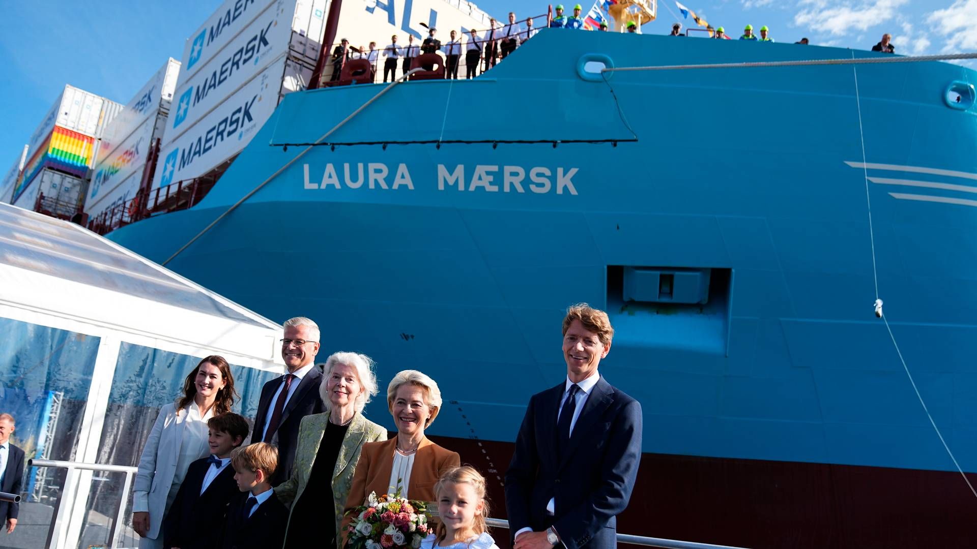 "Laura Mærsk", det nye containerskib, der som det første i verden kan sejle på metanol, blev navngivet torsdag af EU-Kommissionens formand, Ursula von der Leyen. Th. i fotoet ses Robert Mærsk Uggla. | Foto: Mads Claus Rasmussen/Ritzau Scanpix