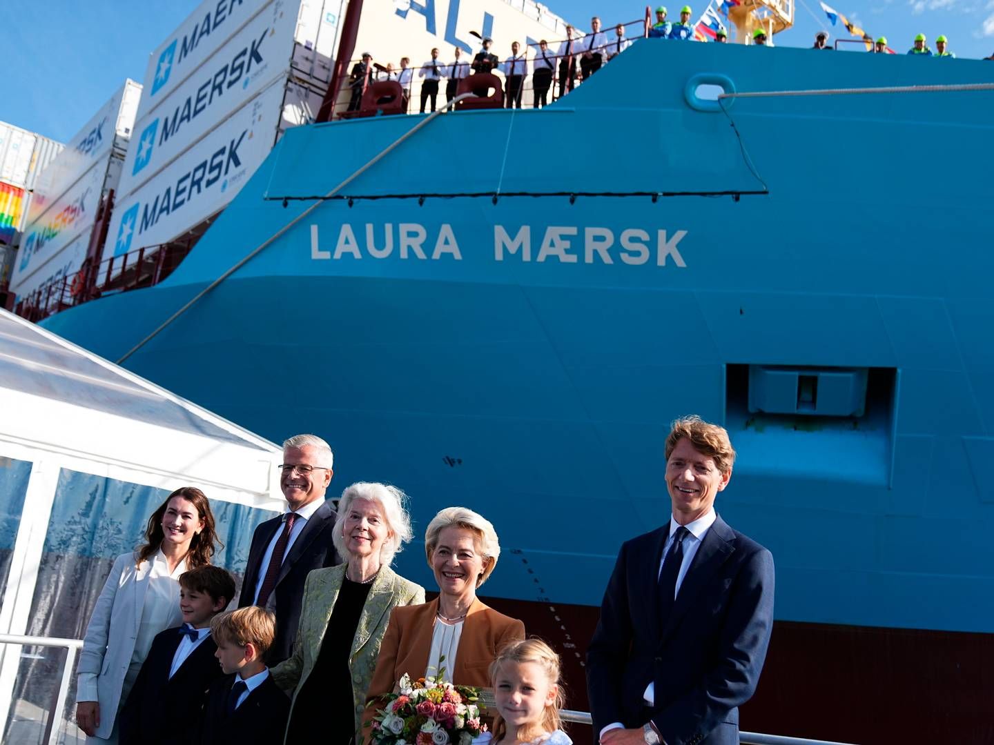 "Laura Maersk", the new container ship that will be the first in the world to run on methanol, was named on Thursday by EU Commission President Ursula von der Leyen. On the right in the photo is Robert Mærsk Uggla. | Foto: Mads Claus Rasmussen/Ritzau Scanpix