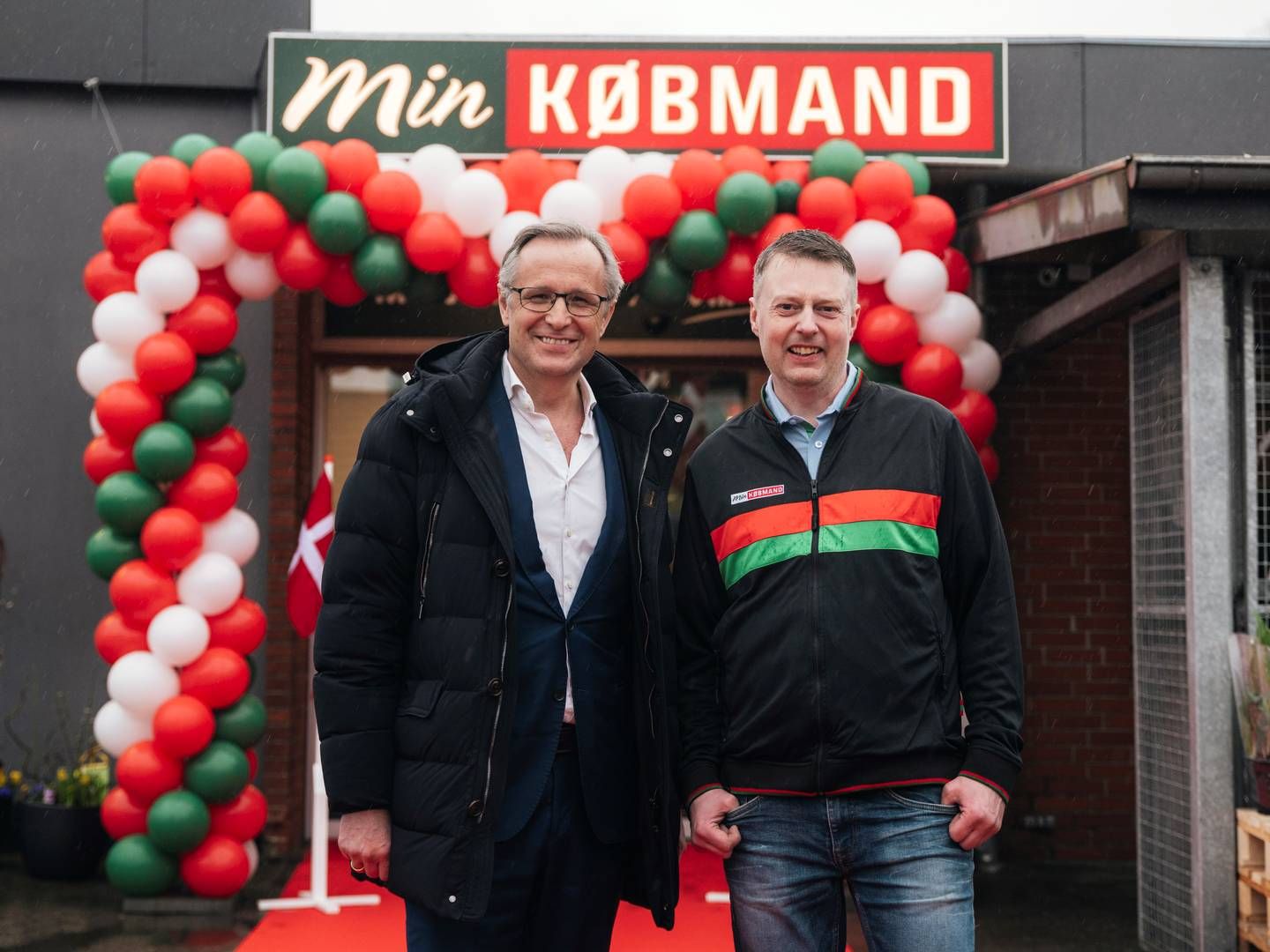 I marts åbnede Dagrofa en Min Købmand-butik i Borris, som er medfinansieret af lokale borgere. På billedet ses Tomas Pietrangeli, topchef i Dagrofa, til venstre og Allan Nielsen, købmand i Borris, til højre. | Foto: Dagrofa/pr