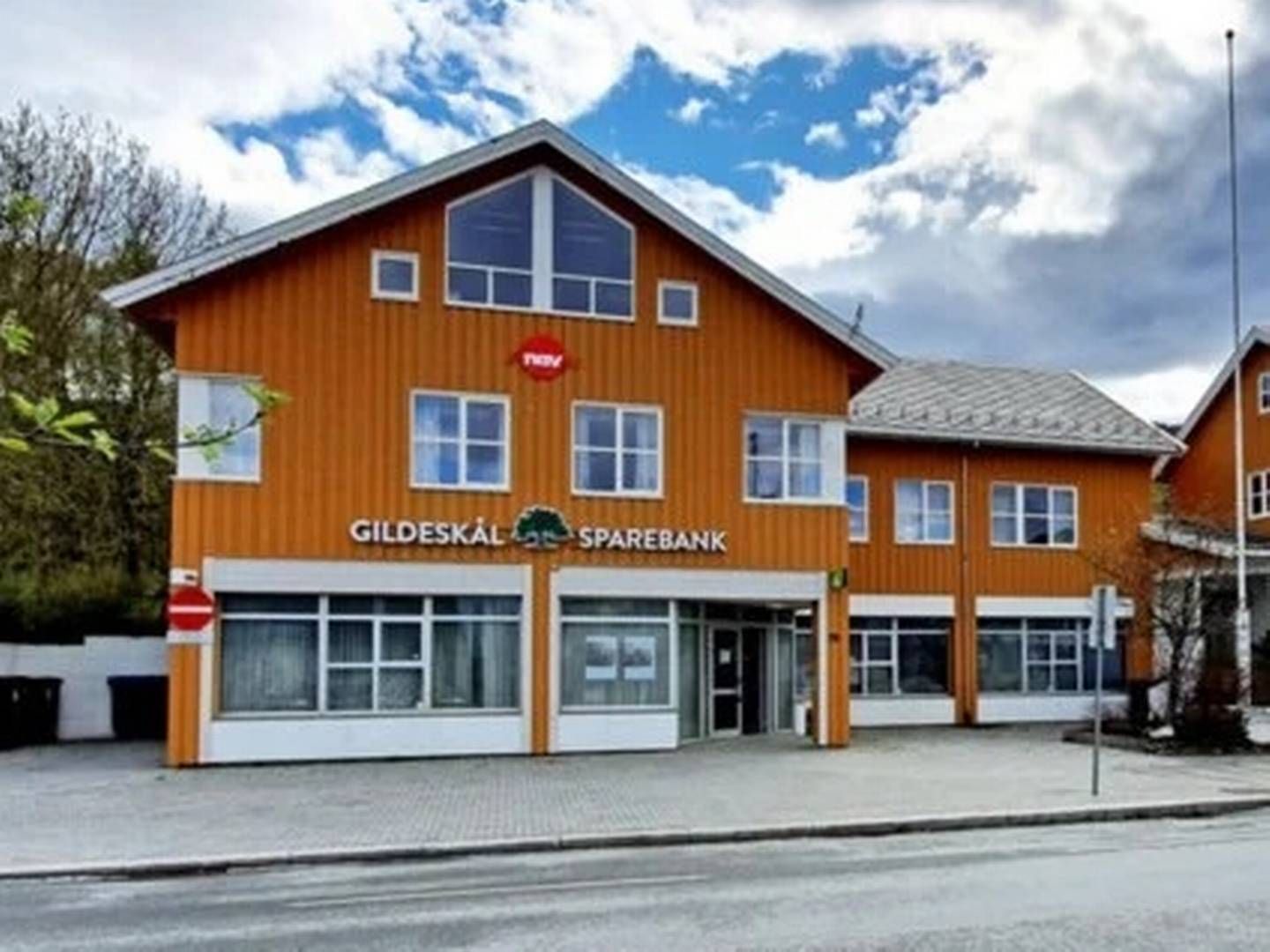 Gildeskål Sparebanks kontor i tettstedet Inndyr. Tettstedet ligger et stykke nord for Mo i Rana. | Photo: Gildeskål Sparebank / PR