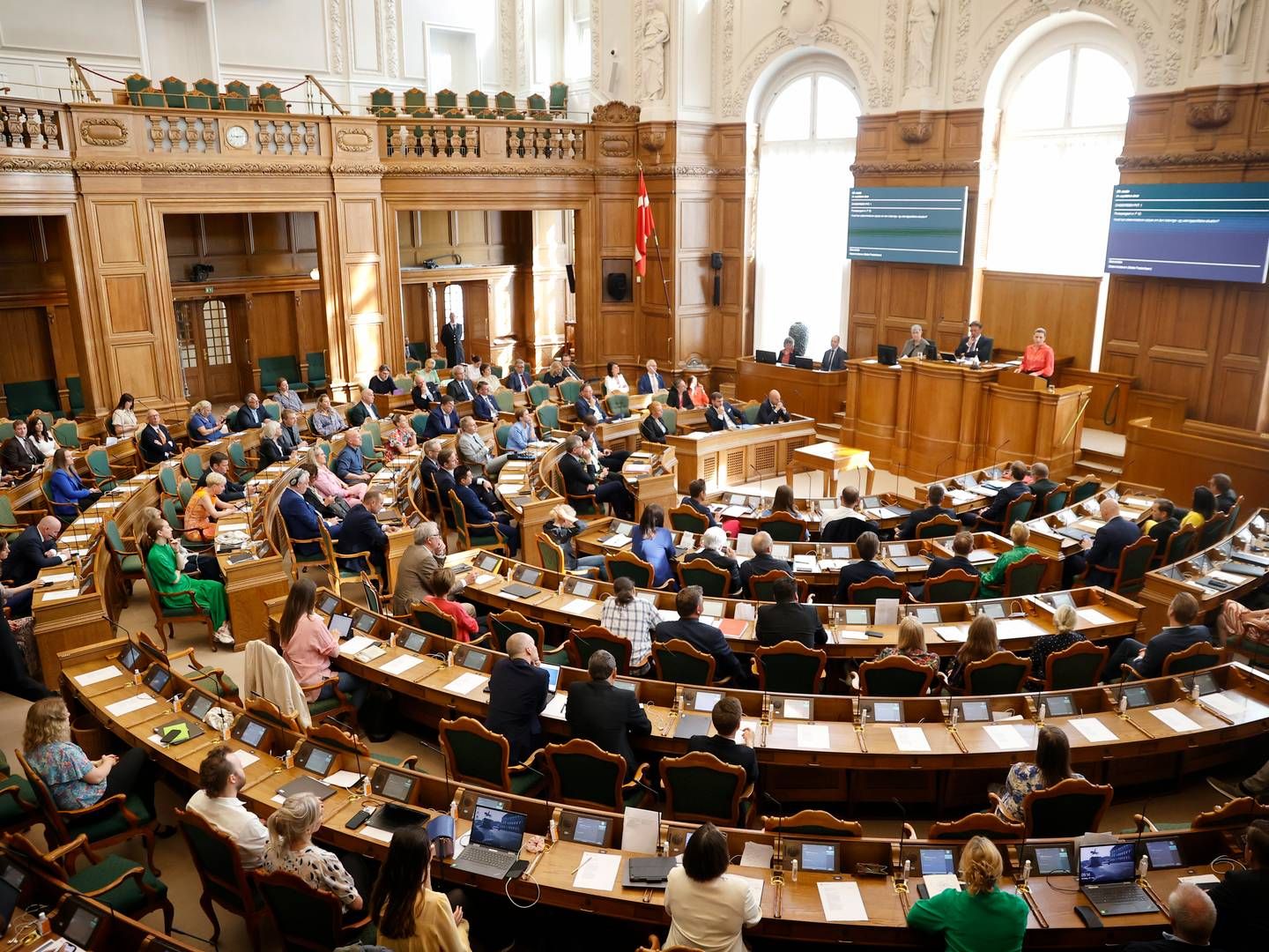 Politikerne i Folketingssalen er ifølge forsvarsadvokaten Kristian Braad alt for sent ude med den økonomiske håndsrækning til domstolene. | Foto: Jens Dresling