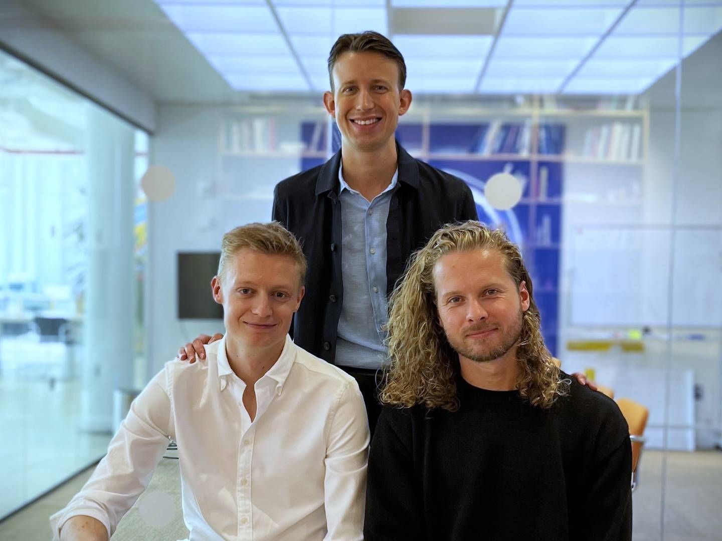 De tre unge iværksættere (fra venstre) Niels Thomsen, Alexander Langhede og Marcus Merrild har udviklet en software, der skal reducere ventetiden og miljøbelastningen, når amerikanske fashionbrands sælger produkter. | Photo: Pressefoto