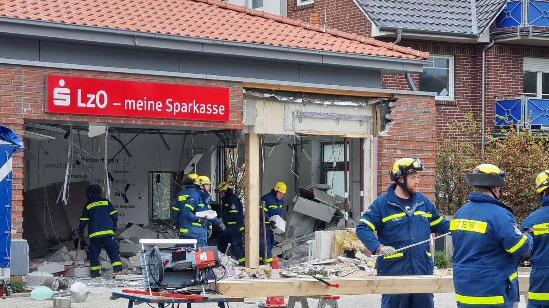Fortschreitendes Phänomen: Helfer des Technisches Hilfswerks (THW) sichern im November nach der Sprengung eines Geldautomaten eine Bankfiliale im Kreis Vechta