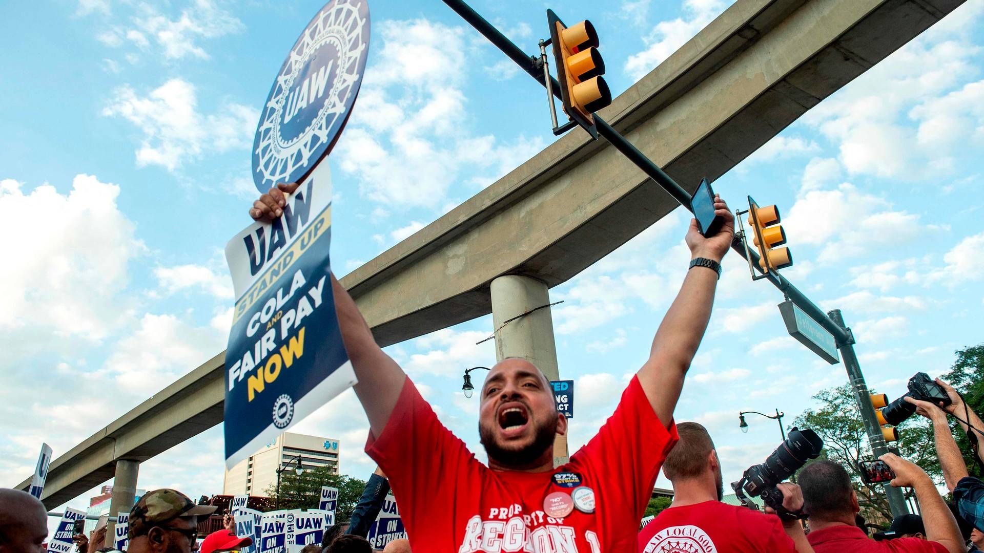 Medlemmer af bilarbejdernes fagforening i USA, UAW, går gennem storbyen Detroit i protest mod lønningsniveau. | Foto: Matthew Hatcher
