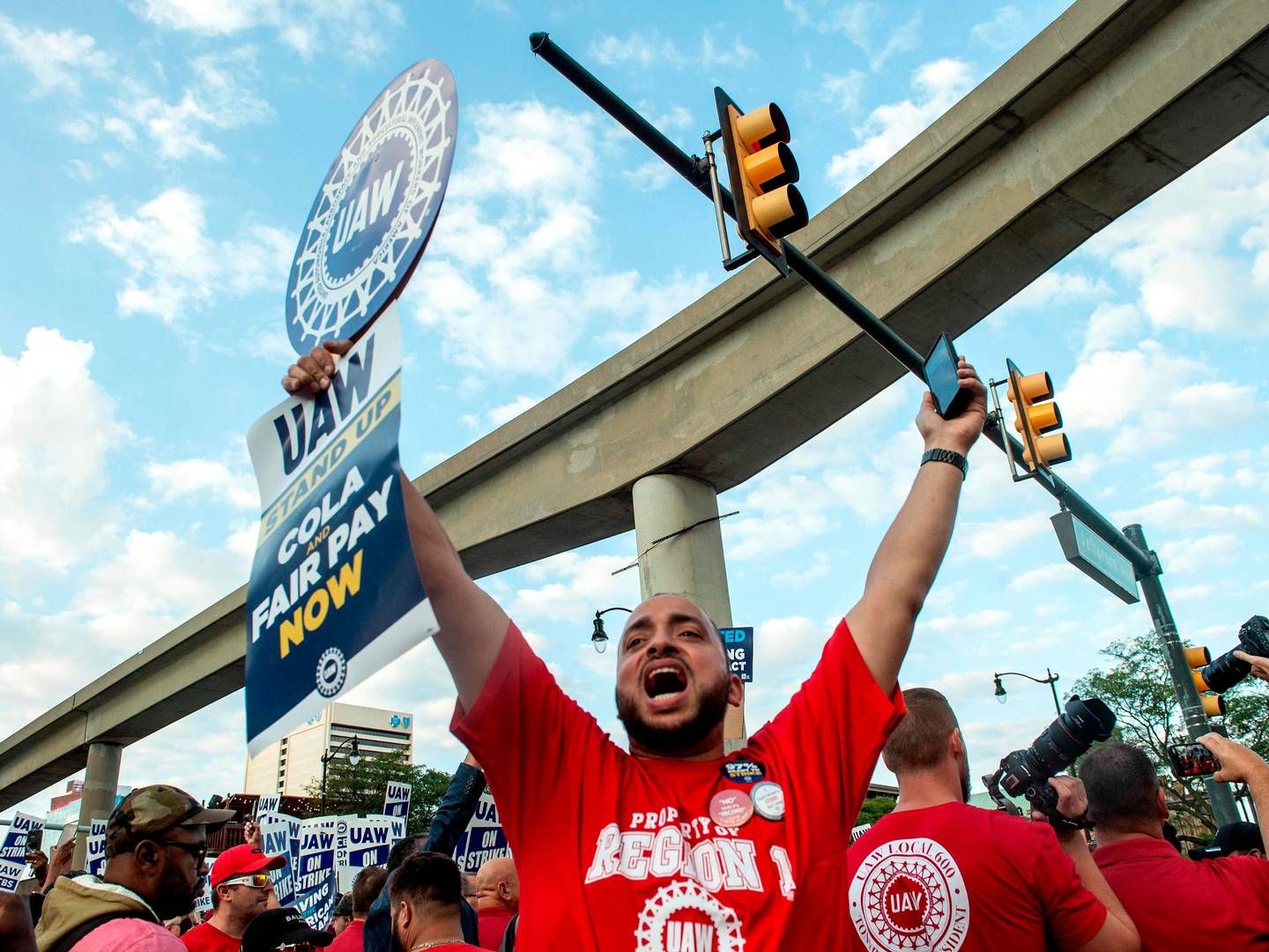 Medlemmer af bilarbejdernes fagforening i USA, UAW, går gennem storbyen Detroit i protest mod lønningsniveau. | Foto: Matthew Hatcher